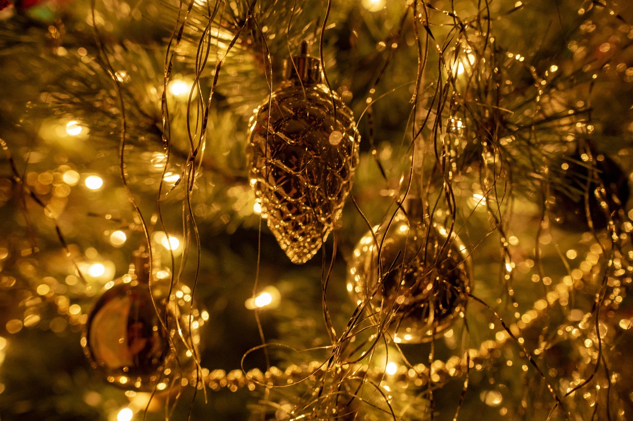 DIY Holiday Tree Ornaments - Easy Craft Ideas